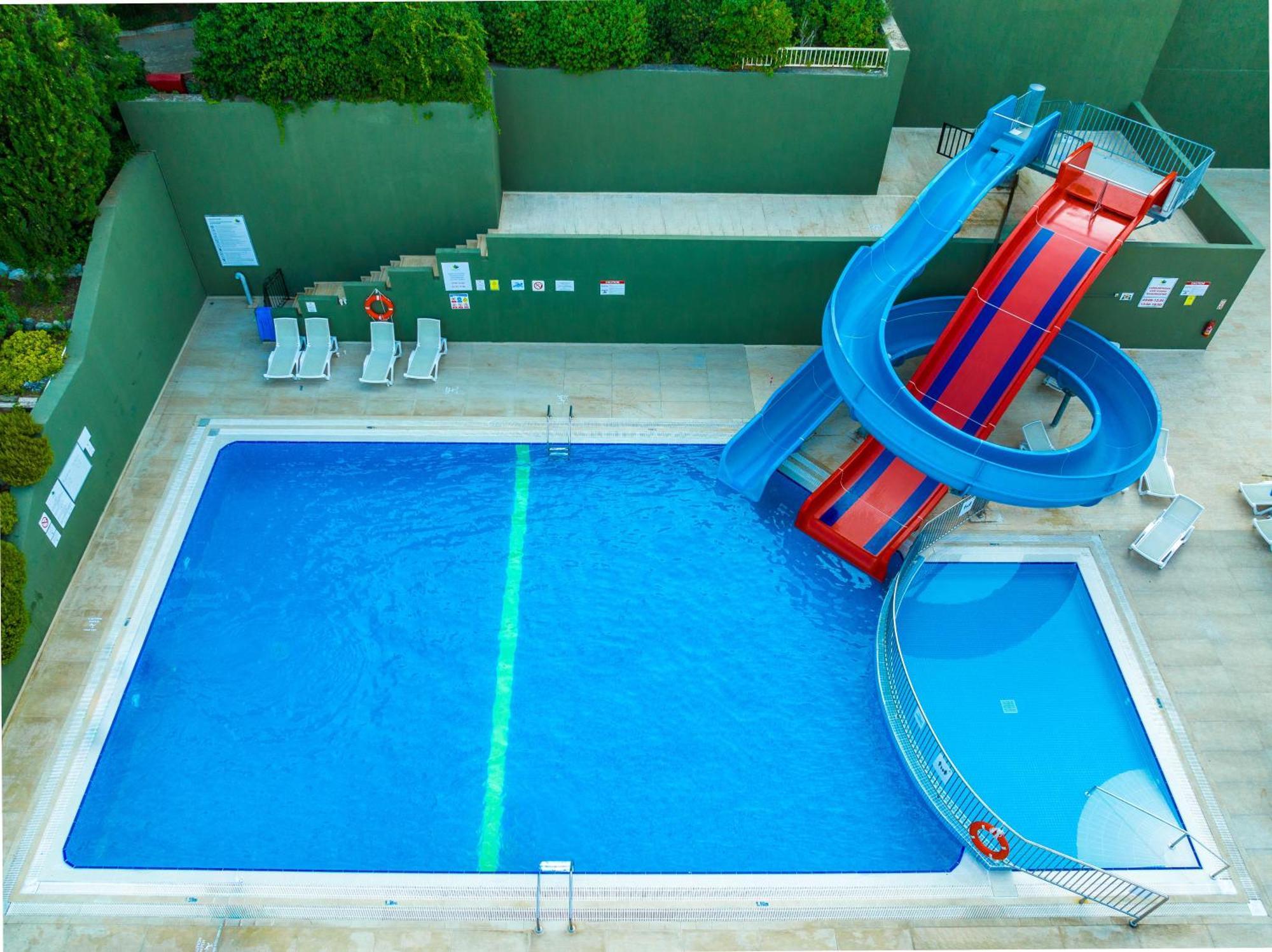 马尔马里斯拉布兰达马雷斯酒店 外观 照片 Aerial view of the swimming pool