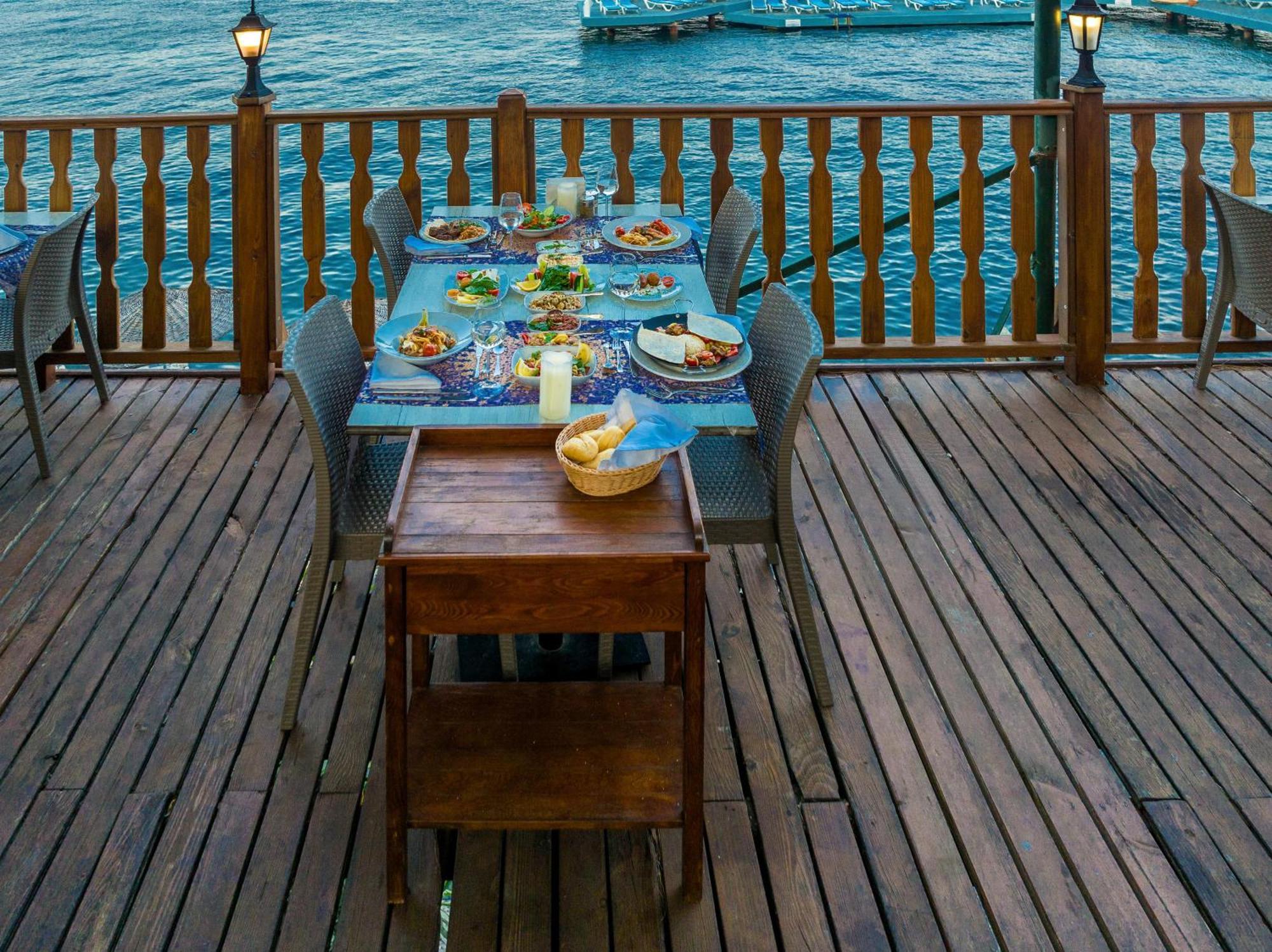 马尔马里斯拉布兰达马雷斯酒店 外观 照片 The Deck