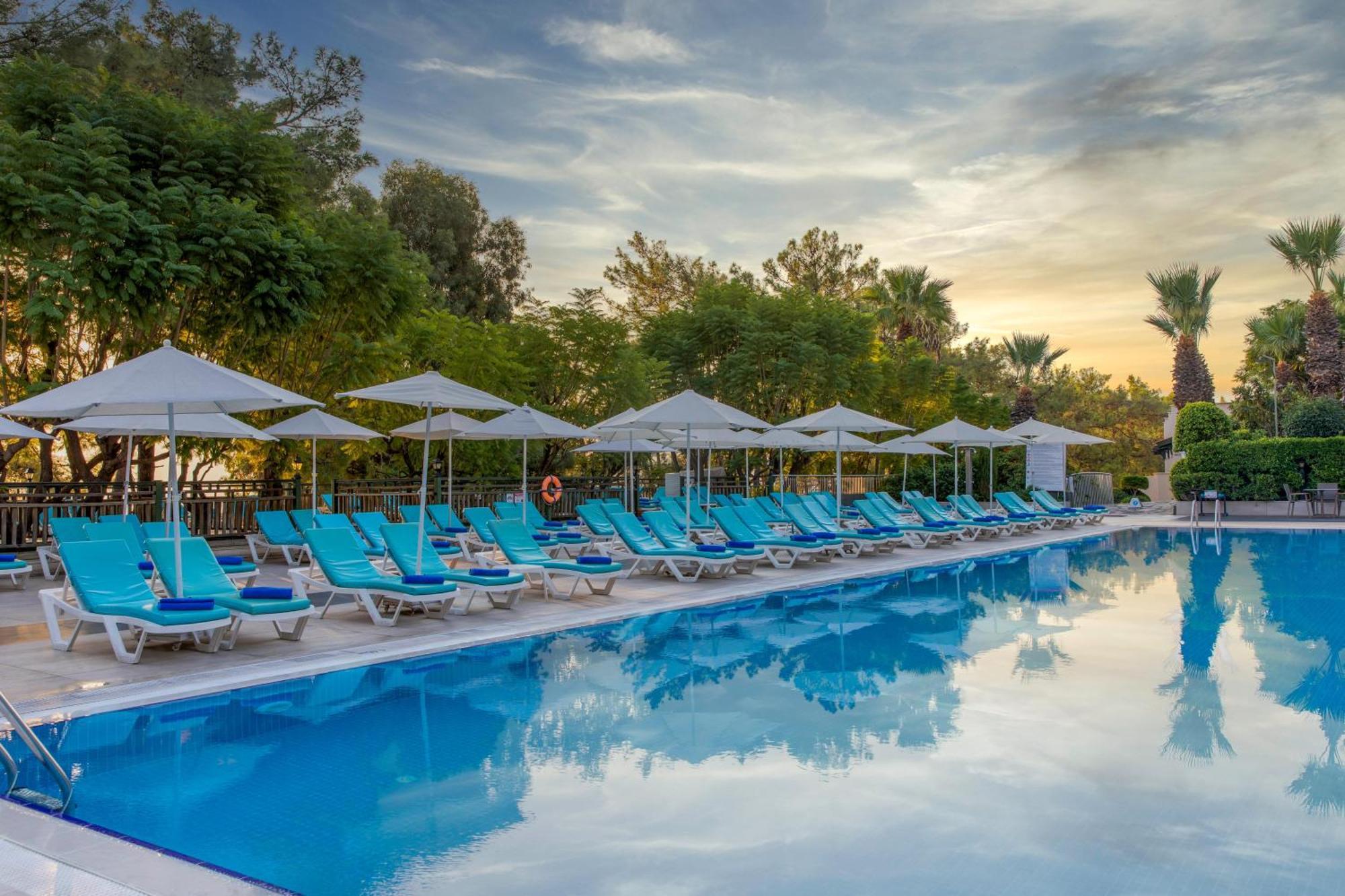 马尔马里斯拉布兰达马雷斯酒店 外观 照片 Pool at the hotel
