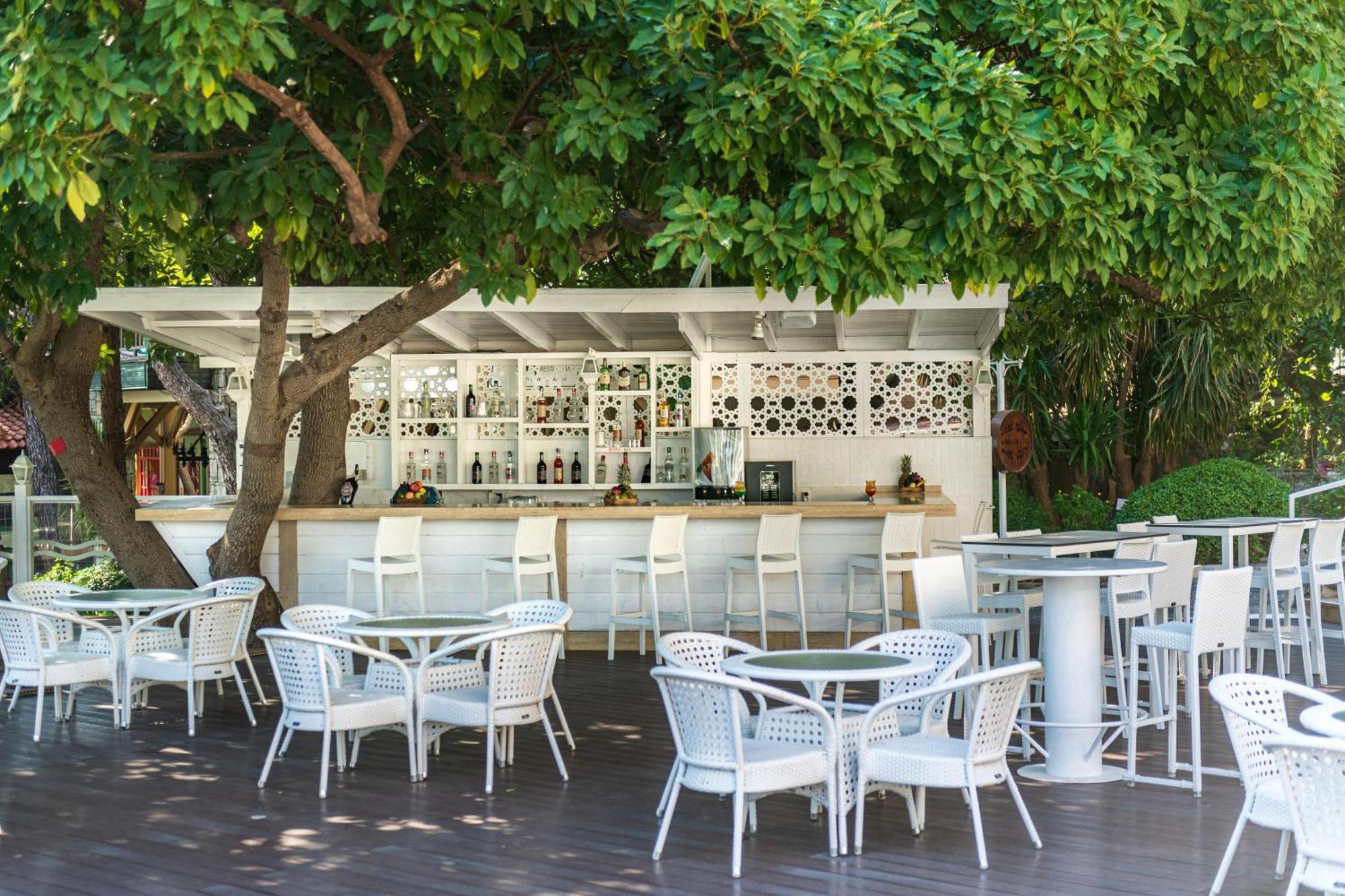 马尔马里斯拉布兰达马雷斯酒店 外观 照片 The bar at the Athens Conservatory