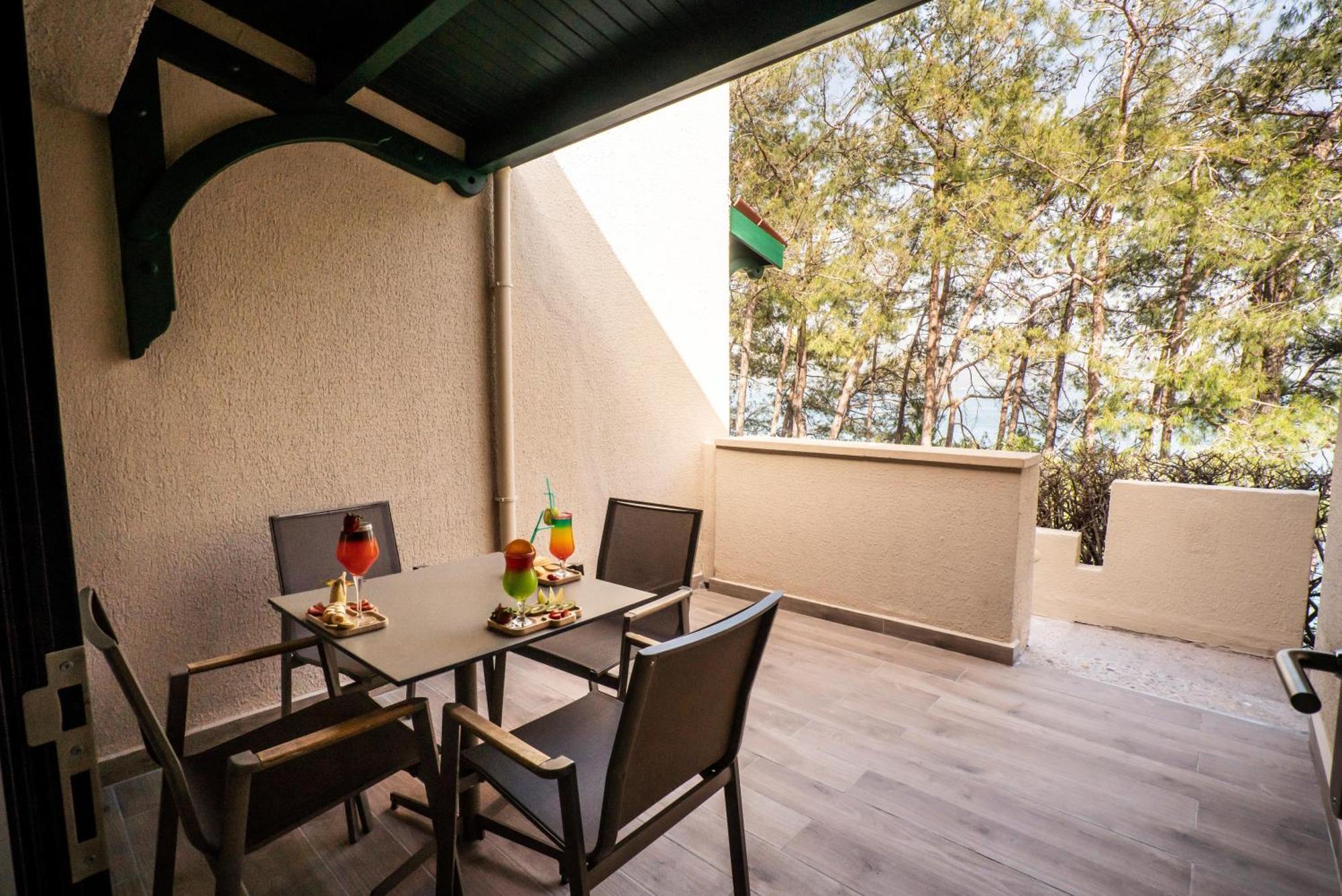 马尔马里斯拉布兰达马雷斯酒店 外观 照片 A balcony at the hotel